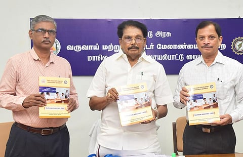 தமிழ்நாடு பேரிடர் அபாயக் குறைப்பு முகமையால் தயாரிக்கப்பட்ட தொலைபேசி கையேட்டை அமைச்சர் கே.கே.எஸ்.எஸ்.ஆர்.ராமச்சந்திரன் வெளியிட்டார்.