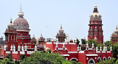 தமிழகத்தில் அனுமதியின்றி வைக்கப்பட்டுள்ள கொடிக் கம்பங்களை அகற்ற கோரிய வழக்கு தள்ளுபடி