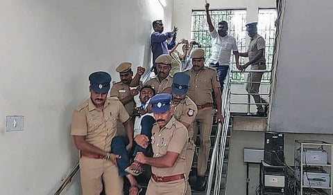 மேட்டுப்பாளையம் நகர்மன்ற அலுவலகத்தில் உள்ளிருப்புப் போராட்டத்தில் ஈடுபட்ட அதிமுக கவுன்சிலர்களை கைது செய்து வெளியே தூக்கி வந்த போலீஸார்.
