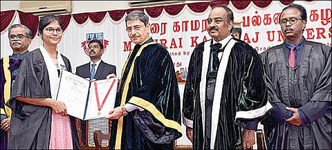 மதுரை காமராசர் பல்கலை. பட்டமளிப்பு விழாவில் மாணவிக்கு பட்டம் வழங்கிய ஆளுநர் ஆர்.என்.ரவி. உடன், மும்பை நிகர்நிலை பல்கலை. துணைவேந்தர் காமாட்சி முதலி, காமராசர் பல்கலை. துணைவேந்தர் ஜெ.குமார், தேர்வாணையர் தர்மராஜ். படம்: எஸ்.கிருஷ்ணமூர்த்தி