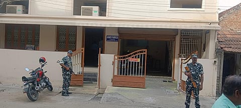 கரூர் | அமைச்சர் எ.வ.வேலுவுக்கு தொடர்புடைய 4 இடங்களில் வருமான வரித் துறை சோதனை
