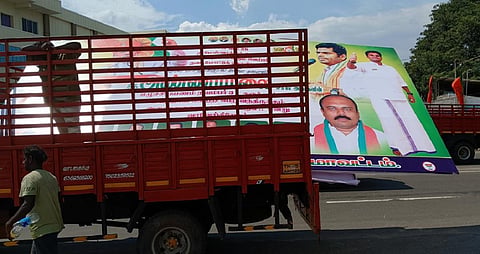கரூரில் அனுமதியின்றி வைக்கப்பட்ட ‘என் மண் என் மக்கள்’ பதாகைகள் அகற்றம்