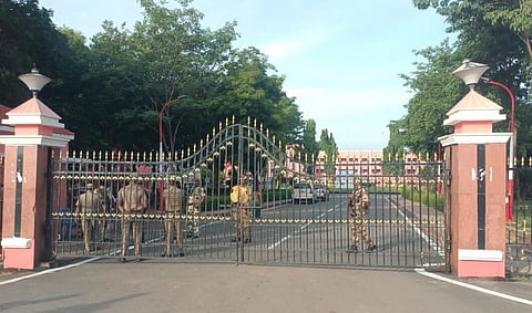 திருவண்ணாமலையில் அமைச்சர் எ.வ.வேலுக்குச் சொந்தமான இடங்களில் வருமான வரித் துறையினர், சிஆர்பிஎஃப் காவலர்கள் பாதுகாப்புடன் சோதனை மேற்கொண்டனர்.