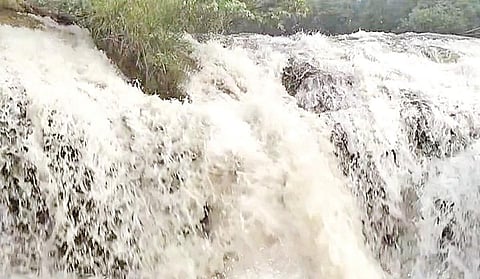 கும்பக்கரை அருவியில் வெள்ளப்பெருக்கு: சுற்றுலா பயணிகள் குளிக்க தடை