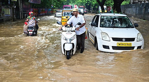 சென்னையில் நேற்று காலை பெய்த மழையினால் வேளச்சேரி ஐந்து ஃபர்லாங் சாலையில் தேங்கிய மழை நீர்.
படம்: எஸ்.சத்தியசீலன்