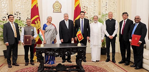 இலங்கையில் பல்வேறு நிகழ்ச்சிகளில் பங்கேற்கச் சென்ற மத்திய நிதியமைச்சர் நிர்மலா சீதாராமனுடன், இலங்கை அதிபர் ரணில் விக்ரமசிங்க உள்ளிட்டோர்.