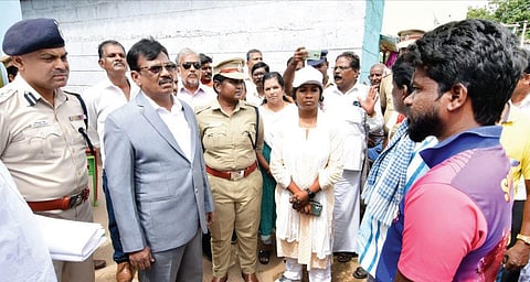 கிருஷ்ணகிரி அருகே சோக்காடி கிராமத்தில் இரு தரப்பினர் இடையே ஏற்பட்ட மோதல் தொடர்பாக மாநில ஆதிதிராவிடர் நல ஆணைய இயக்குநர் ரவிவர்மன் அப்பகுதி மக்களிடம் விசாரணை நடத்தினார். உடன் ஆட்சியர் கே.எம்.சரயு உள்ளிட்டோர்.