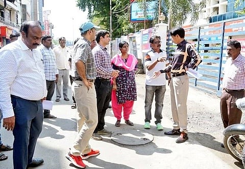 பிரகாசம் சாலையில் புதியதாக அமைக்கப்பட்டுள்ள மழைநீர் வடிகால்வாயினை சென்னை மாநகராட்சி ஆணையர் ஜெ.ராதாகிருஷ்ணன் ஆய்வு செய்தார்.