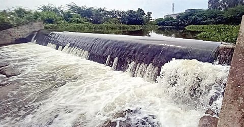 ஈரோட்டில் பெய்து வரும் தொடர் மழை காரணமாக வில்லரசம்பட்டி அருகே உள்ள குளத்துப் பாளையம் தடுப்பணை நிரம்பி வெள்ள நீர் வெளியேறியது.