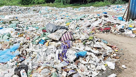 திருவண்ணாமலை அரசு மருத்துவ கல்லூரி வளாகத்தில் மலைபோல் குவிந்துள்ள கழிவுகள்.