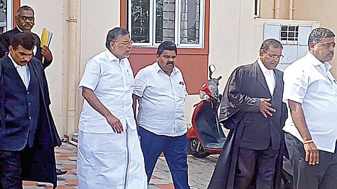 வருமானத்துக்கு அதிகமான சொத்து குவிப்பு வழக்கில் ஆஜராக தருமபுரி மாவட்ட ஒருங்கிணைந்த நீதிமன்றத்துக்கு வந்த முன்னாள் அமைச்சர் கே.பி.அன்பழகன்.
