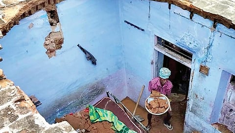 மேலக்கடையநல்லூரில் மழையால் மேற்கூரை இடிந்து விழுந்த வீடு.