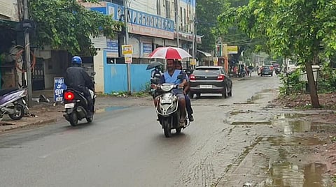 விடிய விடிய பெய்யும் மழை, பள்ளங்களில் நிறையும் நீர்... - மதுரையில் பள்ளி செல்லும் மாணவர்கள் அவதி