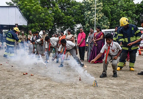 விபத்து, ஒலி, மாசற்ற தீபாவளி கொண்டாட வேண்டும்: தமிழக அரசு வேண்டுகோள்
