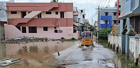ராமநாதபுரம் புறநகர் பகுதியான சக்கரக்கோட்டை மகாசக்தி நகர் 9-வது தெருவில் சாலையை மூழ்கடித்த மழைநீர்.