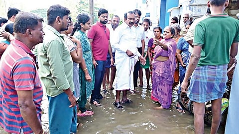 ஈரோடு அன்னை சத்யா நகர் பகுதியில் வெள்ளம் பாதித்த பகுதிகளில், வீட்டுவசதித்துறை அமைச்சர் சு.முத்துசாமி பார்வையிட்டு ஆய்வு செய்தார். அப்போது, அப்பகுதி மக்களிடம் பாதிப்புகளைக் கேட்டறிந்தார்.
