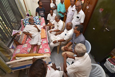 மதுரையில் பழ.நெடுமாறனிடம் நலம் விசாரிப்பு