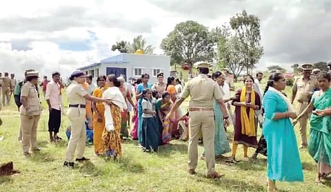 பட்டியலின மக்களுக்கு ஒதுக்கிய நிலம் விவகாரம்: ஓசூர் அருகே ஒரே குடும்பத்தைச் சேர்ந்த 3 பேர் தற்கொலைக்கு முயற்சி