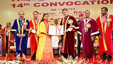 தமிழ்நாடு திறந்தநிலை பல்கலைக்கழகத்தின் 14-வது பட்டமளிப்பு விழா சென்னை சைதாப்பேட்டையில் நேற்று நடைபெற்றது. விழாவில் ஆளுநர் ஆர்.என்.ரவி கலந்து கொண்டு மாணவர்களுக்கு பட்டங்களை வழங்கினார். உடன், இந்திய தேசிய அறிவியல் அகாடெமி தலைவர் அசுத்தோஸ் சர்மா, தமிழ்நாடு திறந்தநிலை பல்கலைக்கழகத்தின் துணைவேந்தர் பேராசிரியர் சோ.ஆறுமுகம், பல்கலைக்கழக பதிவாளர் சு.பாலசுப்பிரமணியன் உள்ளிட்டோர்.