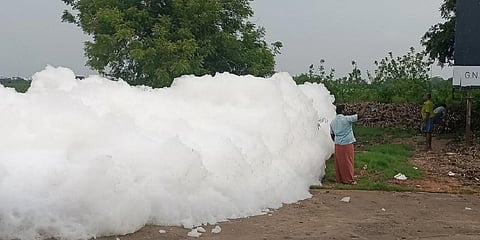 பாசனக் கால்வாயில் வெளியேறும் ரசாயன நுரை: மதுரையில் வாகன ஓட்டிகள் சிரமம்