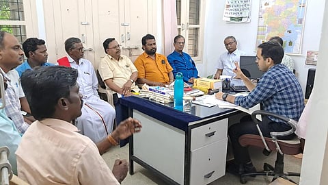 போனஸ் பேச்சு தோல்வி: தீபாவளி அன்று என்எல்சி முன்பு குடும்பத்துடன் ஒப்பந்த ஊழியர்கள் போராட்டம்