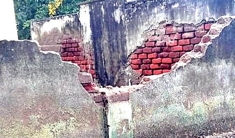 கோவில்பட்டி அருகே மழைக்கு பள்ளி சுற்றுச்சுவர் இடிந்தது: குழந்தைகளை பள்ளிக்கு அனுப்ப பெற்றோர் மறுப்பு