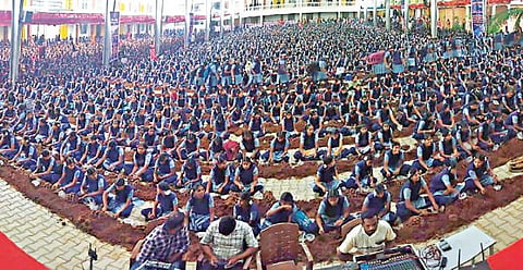 தருமபுரியில் தனியார் கல்லூரில் 25 லட்சம் விதைப் பந்துகள் தயாரிக்கும் சாதனை நிகழ்வில் பங்கேற்ற மாணவ, மாணவியர்.