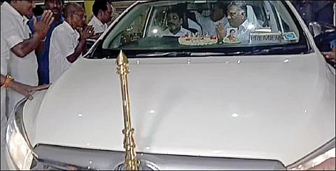 நீதிமன்ற உத்தரவைத் தொடர்ந்து காரில் அதிமுக கொடியின்றி பயணித்தார் ஓபிஎஸ்: ஆதரவாளர்களுடன் சென்னையில் ஆலோசனை