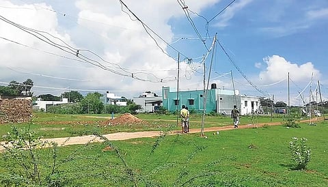 திருக்காஞ்சி வேதவள்ளி நகர், யுவராஜ் நகர், சீதாராமன் நகர் பகுதிகளில் மின்கம்பம் இல்லாமல் மூங்கில் கம்பங்களை வைத்து மின் வழித்தட கம்பிகளுக்கு முட்டு கொடுக்கப்பட்டுள்ளது.