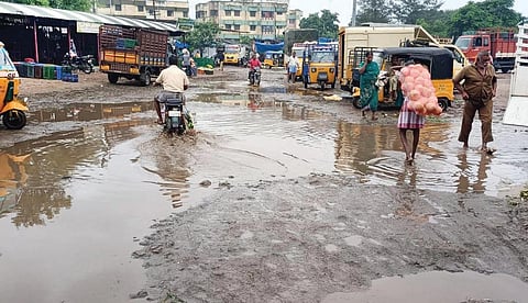 ஈரோடு வஉசி மைதானத்தில் செயல்படும் நேதாஜி காய்கறிச்சந்தை வளாகத்தில் மழைநீர் தேங்கி, சேறும் சகதியுமாக காணப்படுவதால் பொதுமக்கள் அவதிக்குள்ளாகி வருகின்றனர். | (கோப்பு படம்)