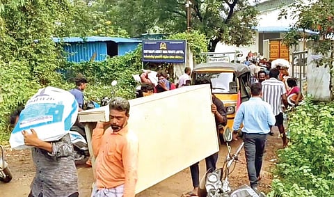 செய்யாறில் தீபாவளி சீட்டு மோசடியில் ஈடுபட்ட நிதி நிறுவனத்தில் இருந்து பொருட்களை எடுத்து சென்ற மக்கள்.