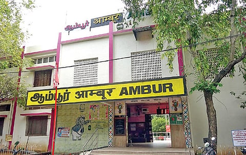 ஆம்பூர் ரயில் நிலையத்தின் முகப்பு தோற்றம்.