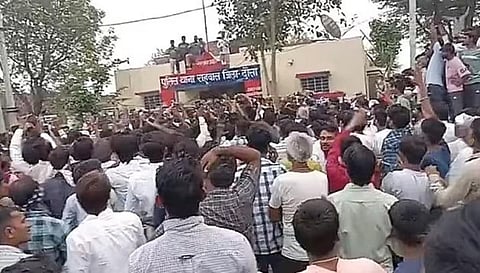 காவல் நிலையம் முன்பு திரண்ட மக்கள்.