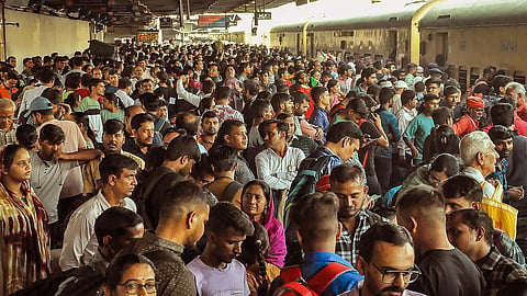 சனிக்கிழமை (நவ.11) அன்று சூரத் ரயில் நிலையத்தில் திரண்ட மக்கள்