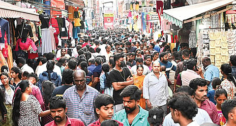 தீபாவளியை முன்னிட்டு, சென்னை தி.நகர் ரங்கநாதன் தெருவில் புத்தாடைகள் வாங்க குவிந்த மக்கள் . படம்: ம.பிரபு