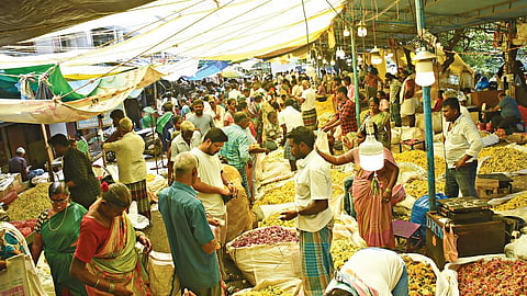 தீபாவளியை முன்னிட்டு சேலம் வஉசி மார்க்கெட்டில், பல்வேறு வகை பூக்கள் விற்பனைக்கு குவிக்கப்பட்டிருந்த நிலையில், அவற்றை வாங்கிச் செல்வதற்கு நேற்று ஏராளமானோர் குவிந்தனர்.