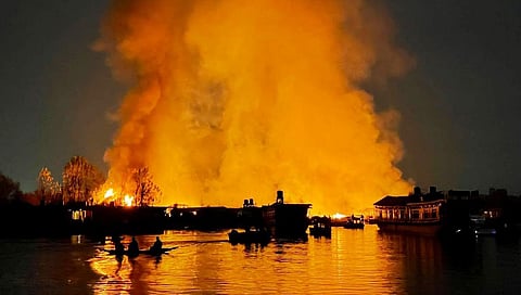 தால் ஏரியில் தீ விபத்து
