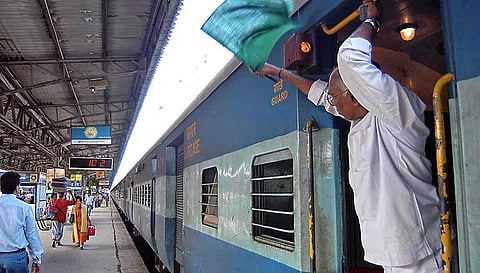 நடப்பு நிதியாண்டில் ரயில் பயணிகளின் 80,902 புகார்களுக்கு தீர்வு