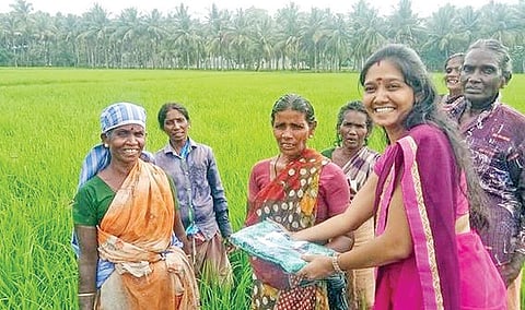 விவசாயப் பணிகளில் ஈடுபட்ட பெண்களுக்கு தீபாவளி புத்தாடைகள் வழங்கிய ரஞ்சிதாதேவி