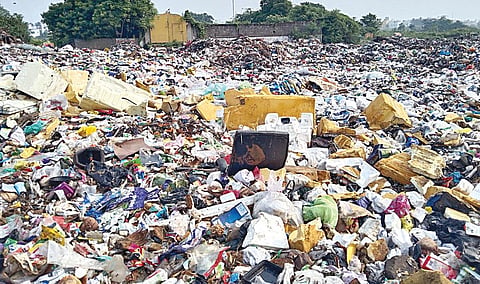 சுடுகாட்டு பாதையில் குப்பை கொட்டும் அகரம்தென் ஊராட்சி