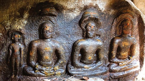 உசிலம்பட்டி அருகே புத்தூர் மலைக் குகையிலுள்ள புடைப்புச் சிற்பங்கள்.
