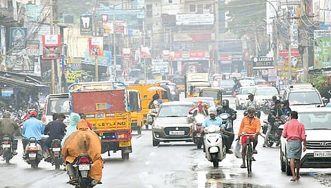 வேலூரில் நேற்று காலை முதல் சாரல் மழை பெய்ததால் நனைந்தபடி சென்ற வாகன ஓட்டிகள். இடம்: வேலூர்-ஆரணி சாலை. படம்: வி.எம்.மணிநாதன்.