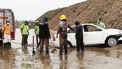 மழையால் மணல் குவியல் சரிந்து சகதியான சாலை - திருக்கடையூர் அருகே போக்குவரத்து பாதிப்பு
