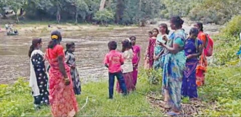 கூட்டாற்று வெள்ளத்தில் மூழ்கிய தரைப்பாலம்: தளிஞ்சி கிராமம் துண்டிப்பால் மலைவாழ் மக்கள் அவதி