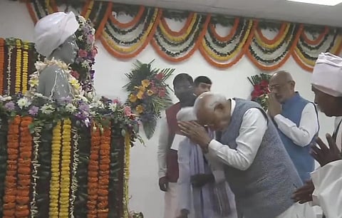 பிர்சா முண்டா நினைவிடத்தில் மரியாதை செலுத்தும் பிரதமர் மோடி