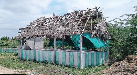 அரியலூர் மாவட்டம் வெற்றியூர் ஊராட்சியில் பயன்பாடின்றி கிடக்கும் மண்புழு உரம் தயாரிக்கும் கூடம்.