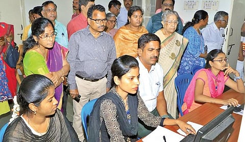 வேலூரில் சிறப்பு கல்வி கடன் மேளாவை தொடங்கி வைத்து கல்வி கடன் கோரி ‘ஆன்லைனில்’ பதிவு செய்யும் நடைமுறையை மாவட்ட ஆட்சியர் குமாரவல் பாண்டியன் ஆய்வு செய்தார்.