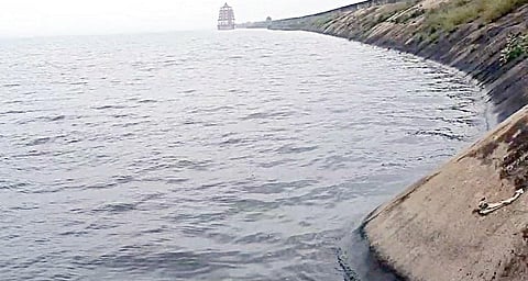 காஞ்சிபுரம் மாவட்ட பகுதிகளில் பெய்து வரும் கனமழையால் செம்பரம்பாக்கம் ஏரியின் நீர்மட்டம் உயர்ந்து வருகிறது. இதனால் ஏரி கடல் போல் காட்சியளிக்கிறது.