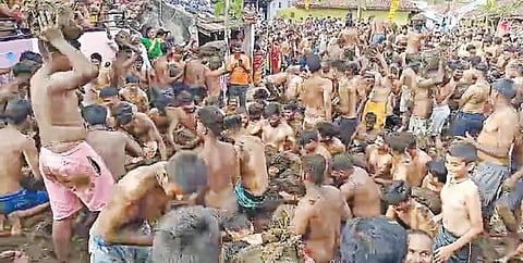 ஈரோடு மாவட்டம் தாளவாடியை அடுத்த கும்டாபுரம் பீரேஸ்வரர் கோயிலில் நேற்று நடைபெற்ற சாணியடித் திருவிழாவில் பங்கேற்ற பக்தர்கள்.