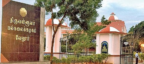 திருவள்ளுவர் பல்கலைக்கழக பருவத் தேர்வில் 2021-ம் ஆண்டு கேள்வித்தாளையே மீண்டும் விநியோகித்ததால் சர்ச்சை